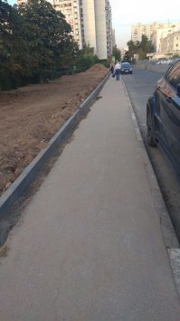 Ну - в Москве начали устанавливать бордюр к тротуару - со стороны газона.
Я, сначала - думал - дорогу будут расширять, присмотрелся - лицевая сторона бордюра - в сторону от тротуара. А там - раньше - был газон. 
Ну и если я ошибаюсь - продаю городскому голове идею - мне - 1 процент от отката...