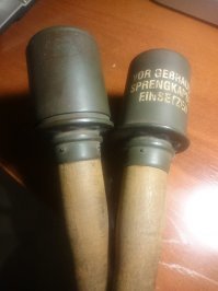 Model 24 Stielhandgranate. Левая с рубашкой, из домашней коллекции, ВВ  и терки удалены, теперь как макет.