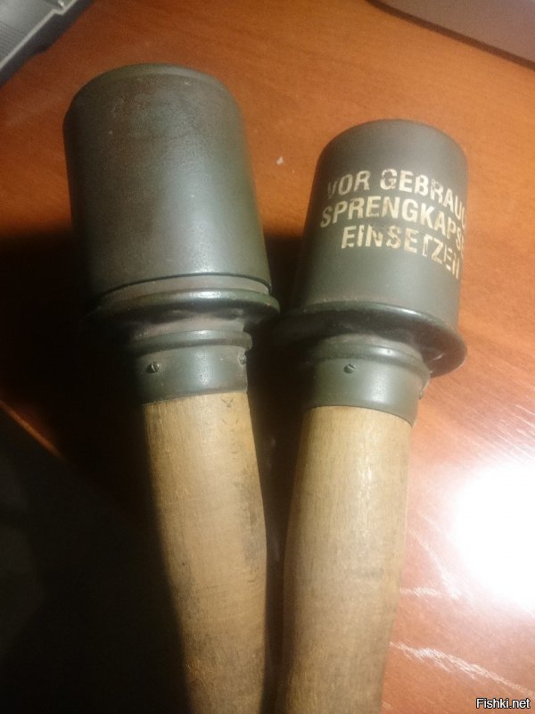 Model 24 Stielhandgranate. Левая с рубашкой, из домашней коллекции, ВВ  и терки удалены, теперь как макет.