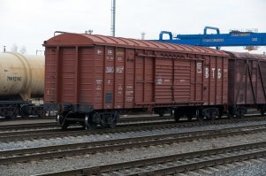 До сих пор так и ездят, особенно с опасными грузами. Обыкновенный крытый грузовой вагон, ранее в деревянном исполнений, теперь в железном. Таких вагонов тысячи колесят по нашей необъятной ж.д.