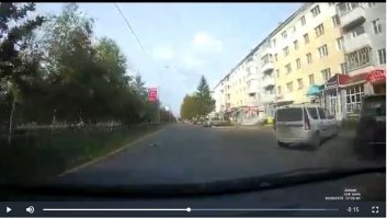 Мотоциклист ехал по своему ряду, женщина по своему (там 2 ряда,видно же).  Это никакой не обгон. При перестроении в соседний ряд,женщина должна была предоставить преимущество. Повнимательнее,и не пишите всякую фигню