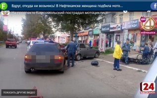 Мотоциклист ехал по своему ряду, женщина по своему (там 2 ряда,видно же).  Это никакой не обгон. При перестроении в соседний ряд,женщина должна была предоставить преимущество. Повнимательнее,и не пишите всякую фигню