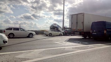 Вчера на внутренней стороне КАДа перед вантовым мостом: