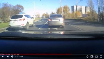 Упс. А по внимавтельнее посмотреть. С 26 секунды две крайние стрелки на асфальте разрешают поворот налево с обеих полос.