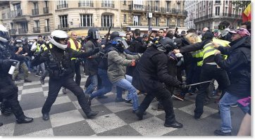 <<Мои симпатии прежде всего на стороне разрешенных митингов, именно их численности я и завидую. Я симпатизирую тем, кто вышел и на незаконные (а они были тоже мирные), я их понимаю, но считаю что лучше бы они этого не делали без особой нужды (а такой нужды не было) и оставались полностью в рамках закона. Кстати, это - одна из причин почему Навальный мне не нравится. >>

Если в Росси разрешены оппозиционные митинги, то какие претензии к её властям?

<<Насчет разгонов протестов на Западе - тоже не все идеально, но в основном сила применяется совсем не против мирных демонстраций. В США или Франции полиция разгоняла крушащую все толпу, а не выражающих свой протест против недопуска на выборы мирных граждан. Я в России полицию когда она болельщиков утихимиривает полностью поддержу. >>

Говорите, что полиция в США или во Франции применяет силу только против бузотёров и хулиганов? Ну, что ж, Вы сами этого хотели. Убедиться, что это не так.

<<Кстати, точно не было у меня обиды и раздражения (это насчет "флага в руки")! Наверно, просто интонации становятся немного другими в разных странах, даже используя один язык...>>

Хотите сказать, что фраза «флаг в руки» не несёт никакой ехидно-негативной окраски?