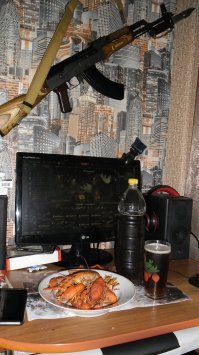 Муж пошел за пивом и вернулся с кульком живых раков