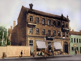 Бывшая гостиница. "Среди топографических элементов «Баллады…» выделяется «дом на Первой Мещанской   в конце», где находилась большая коммунальная квартира, в которой Высоцкий провёл свои детские годы. Как вспоминал сосед Высоцких Вартан Тер-Миносян, в дореволюционную пору дом № 126 на Первой Мещанской улице (ныне   проспект Мира, 76) принадлежал купцам Абрикосовым, сдававшим внаём «меблированные комнаты  Наталис“». Там действительно существовала описанная Владимиром Семёновичем «система коридорная»; правда, в песне упоминается про «тридцать восемь комнаток», тогда как на самом деле их было тридцать семь. Высоцкие жили в 35-м номере."