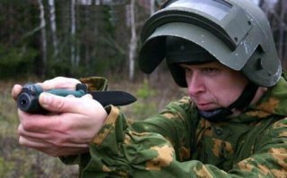 Извиняюсь за свою некомпетентность, мне действительно любопытно: насколько можно быть уверенным, что при выстреле отдача не вырвет нож из возможно повреждённой, ослабшей, в лихорадке боя не достаточно сжатой, или мокрой руки, и не вгонит лезвие ,,в горло,, бойца?