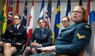 Бабы-солдатки распугивают солдат противника только одним своим видом. Им и оружие не надо.