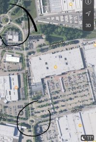 26000 км в год нормально? 
Какие крутые повороты с каменными бордюрами? Не пойму о чем вы. У любой городской дороги есть бордюр, какая разница прямая она или поворот. И какое это имеет отношение к искусственному сужению дороги в жилой зоне? 

Зигзагообразные участки В ЖИЛЫХ ЗОНАХ И ТОЛЬКО ТАМ. Фото вам представлено и не одно. 

Кольца по всей Европе и они не из-за скорости, а потому что у них больше пропускная способность при определенных потоках. 
Например вся Хорватия практически в кольцах, а привычные перекрёстки редкость. И скорость тут не при чем. 

Наибольшая концентрация мелких колец вблизи мест массовых скоплений автомобилей. Потому что кольцу не надо насильно, а иногда и попусту удерживать машины 2-3 минуты, а поток сам себя распределяет по степени загруженности направления. 
Вот вам пример, эти 2 фото - все один район с различными магазинами от питания и шмоток до мебели и камазов с щебнем. 
Когда то с одной стороны там стоял светофор и на крайнем выезде всегда стояла пробка, которая перекрывала половину выездов с парковок.