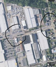 26000 км в год нормально? 
Какие крутые повороты с каменными бордюрами? Не пойму о чем вы. У любой городской дороги есть бордюр, какая разница прямая она или поворот. И какое это имеет отношение к искусственному сужению дороги в жилой зоне? 

Зигзагообразные участки В ЖИЛЫХ ЗОНАХ И ТОЛЬКО ТАМ. Фото вам представлено и не одно. 

Кольца по всей Европе и они не из-за скорости, а потому что у них больше пропускная способность при определенных потоках. 
Например вся Хорватия практически в кольцах, а привычные перекрёстки редкость. И скорость тут не при чем. 

Наибольшая концентрация мелких колец вблизи мест массовых скоплений автомобилей. Потому что кольцу не надо насильно, а иногда и попусту удерживать машины 2-3 минуты, а поток сам себя распределяет по степени загруженности направления. 
Вот вам пример, эти 2 фото - все один район с различными магазинами от питания и шмоток до мебели и камазов с щебнем. 
Когда то с одной стороны там стоял светофор и на крайнем выезде всегда стояла пробка, которая перекрывала половину выездов с парковок.