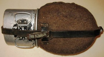 На верхней фотке тоже немецкий пёс. Фляга с кружкой - очень узнаваемый элемент амуниции солдат вермахта.