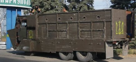 Салон от "Волги"? Блиа... Даже не знаю что сказать.  А кроме как "силовой агрегат от БРДМ" есть еще какие-то ТТХ? 
Если от этого БРДМа, то нахрен такие машины.
БРДМ-1
Мощность двигателя, л. с.	85 90
Скорость по шоссе, км/ч	80
Скорость по пересечённой местности, км/ч	25 30 по грунтовой дороге 9 на плаву
Запас хода по шоссе, км	500

Возникает вопрос, а данный экземпляр вообще ездит? 

Где-то мелькали подобные "изобретения"....