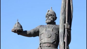 Донской казак Ермак, как-то так выглядел. (Новочеркасск)
По преданию, те же доспехи его и утопили...