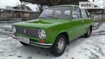 В 80-м году отец купил машину.  Та самая ВАЗ-21013. Зеленого цвета. Стоила около 7000 рублей. Точно не помню. Отец говорил, что при выезде из "автосалона" ему предлагали за нее 12000. Разница в то время была просто огромная, несколько годовых зарплат.
Я даже сейчас ее номер помню. Номера своих бывших машин давно забыл, а этот номер помню - 0119 ТМБ.
На картинке такое же авто.