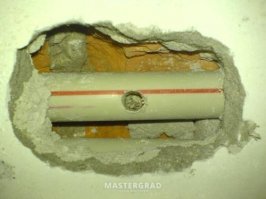 Не забудьте просверлить наши трубы в полу и стенах