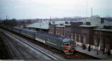 Мне вот эти очень нравились - ЭР22. Ходили от Курского вокзала (Курское, Рижское и Белорусское направления). Трёхтамбурные, с мягкими диванами.