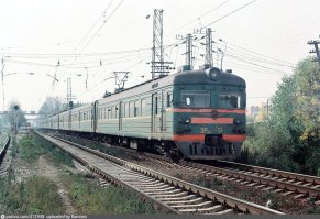 Мне вот эти очень нравились - ЭР22. Ходили от Курского вокзала (Курское, Рижское и Белорусское направления). Трёхтамбурные, с мягкими диванами.