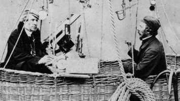 "...Но когда они поднялись над землей выше, чем на восемь километров, температура упала ниже -20 C, и Глейшер почувствовал, что зрение у него затуманилось. "Я не мог разглядеть ни тонкий столбик ртути влажного термометра, ни стрелки часов, ни деления шкалы на инструментах".
Очевидно, надо было спускаться, но шнур, соединенный с клапаном воздушного шара, запутался в стропах.
Чтобы освободить его, Коксвеллу пришлось вылезти из корзины, и пока он с риском для жизни карабкался по снастям, Глейшер постепенно терял сознание.
Забравшись на подвесной обруч, к которому крепились стропы воздушного шара, Коксвелл тоже почувствовал, что руки и ноги перестают его слушаться.
Понимая, что его жизнь в опасности, аэронавт ухватил конец клапанной веревки зубами и несколько раз дернул головой. К его неописуемому облегчению, клапан открылся, и шар начал снижаться."
Отсюда: