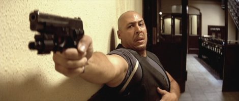 В эпизодической роли одного из подручных Стансфилда, сыграл Кит Гласко. По жизни он был пожарным в нью-йоркском департаменте. Он погиб 11 сентября 2001-го года, спасая людей из южной башни ВТЦ.