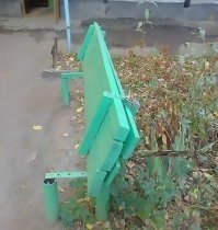 Снято в Волгодонске.
Ну если в России, то скорее защита от алкашей. Чтобы не сидели и не гадили возле подъезда.