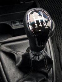 Что за бред? В каждой машине с МКПП на рукоятке такая памятка...