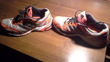 в 2010 в Испании купил себе кроссовки Adidas Glide за 90 евро ( 3600р по кусу 40р), у нас в Мск они стоили тогда 7000р, ношу по сей день, тапки в идеале, ни одного косяка, сноса нет.