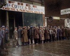 Фотография сделана в 1931 году в Чикаго в самый разгар Великой депрессии. На снимке толпа безработных стоит в очереди за бесплатным обедом от самого главаря местной мафии Аль Капоне. Гангстер открыл эту столовую в 1930 году. И с самого первого дня у дверей заведения толпились люди. Обеды выдавали три раза в день, сам Альфонсо лично выходил к людям, жал им руки, хлопал по плечу и призывал держаться. Безработные, в свою очередь, говорили репортёрам о том, что Капоне даёт им больше, чем правительство.
К слову, Аль Капоне был шутник еще тот. Ему принадлежат бессмертные выражения, такие как:  "Пуля многое меняет в голове, даже если она попала в жопу", "Добрым словом и пистолетом можно достичь большего, чем просто добрым словом." 
Нравится мне этот чувак, хоть и мафиози. Достиг всего сам, ни под кого не прогибался, не смотря на внешний лоск (Капоне любил дорогие костюмы, галстуки и шляпы) запросто выпивал с простыми работягами в дешевых забегаловках, был популярен в народной среде, впрочем был жесток и бескомпромиссен, что и сделало его одним из самых успешных и популярных гангстеров...