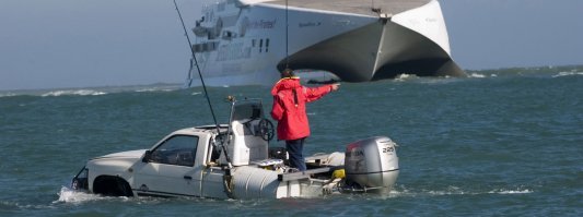 некто Кларксон из так называемого Топ Гир на тойоте пересек Ла-Манш...йпт удивили
