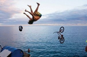 Для полноты, парящих в воздухе трусов, рядом с их владельцем, не хватает.:)