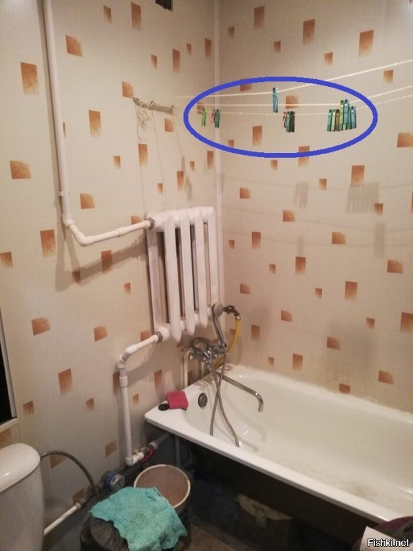 Зачем в ванной комнате бельевые прищепки?? У них такие сквозняки, что бельё сдувает?...