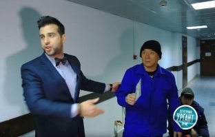 Джеки извиняется, а сам думает - да ну их нахрен, не поеду, в прошлый раз на укладке плитки кинули, в этот еще как нибудь обуют.;)