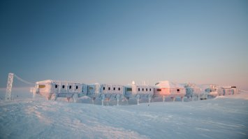 Ну некоторые строения действительно из-за снега поднимают на сваи. Британская полярная станция Халли. Всего было построено шесть баз. При этом были опробованы различные методы строительства, от незащищенных деревянных домиков до стальных туннелей. Первые четыре базы были погребены под снежными заносами и раздавлены до состояния, непригодного для жизни.