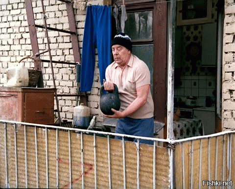 В Подольске мужчина скинул арбуз с балкона на припаркованный автомобиль