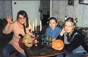 Очень вкусный торт был. По типу крошкового пирожного, с изюмом и орехами, в качестве скрепителя крошек - сгущенка и ликер. Глаза - виноградины, зубы зефирные, краситель-черная смородина.