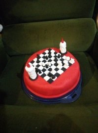 Ничего так
Тоже похвастаюсь: дочкины тортики. Причем, на доске - реальная шахматная задача "Бегство Наполеона из Москвы в Париж"   первая русская шахматная задача, придуманная А. Д. Петровым. Поле «a1»   изображает Москву, «h8»   Париж, черный король   Наполеон, белые кони   русская кавалерия и т.д...:)