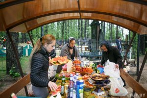 Это не пикник.
Таким образом цыгане отмечают поминки.