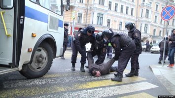 Сотрудники экстренных служб РФ также приняли участие в Tetris-Challenge и аккуратно укладывают на асфальт содержимое своего служебного автобуса.