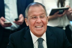 Попытка разбить бутылку об пол обернулась провалом