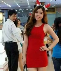 Правильная реакция у чувака - чего-то подозрительно платье между ног оттопыривается