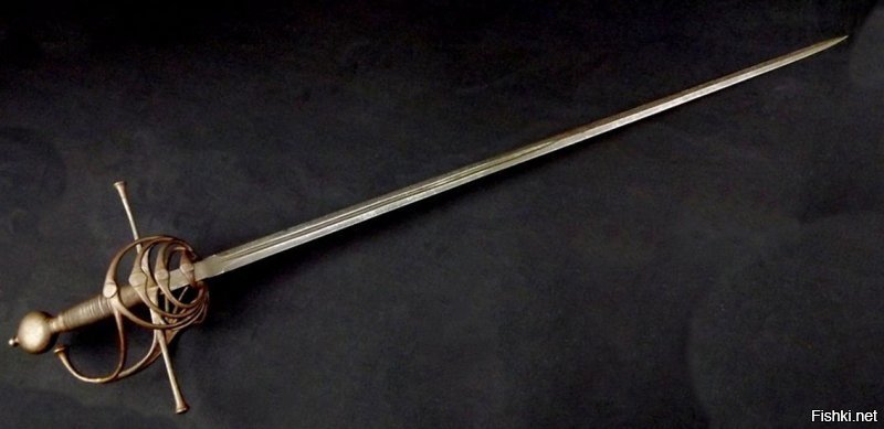Тут надо бы уточнить, что представляла собой испанская рапира 16 века. По сути укороченный, сужающийся к острию одноручный меч. Вот образец.