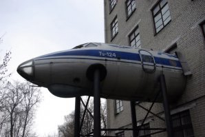 Балконом-тепловозом нас не удивишь.
Есть и балконы-самолёты.

Правда, реальность банальнее, это просто учебные пособия в авиационных училищах прямо в  классе.