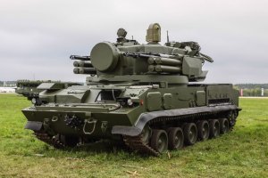 Ну таки арабы не бедные, могут себе позволить закупить пару Р934-Б в придачу с обученными людьми, и тупо глушить любые радиоканалы управления, кроме своих в области нахождения НПЗ. А если дроны идут по заранее заложенным координатам (вроде вперед 15 км, налево 2 км, 300 метров на солнце - сброс), то их можно просто лазером снимать (или даже обычной зениткой времён ВОВ) ибо у них не будет никаких манёвровых возможностей уклонится. Думаю, пару Тунгусок по периметру решат такие задачи на раз-два. И всё  это технологии 80-х годов, думаю уже есть чё и по круче, но и этого для дронов хватит за глаза, в целом такое сочетание мер может целое авиа крыло отправить к Аллаху.