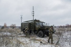 Ну таки арабы не бедные, могут себе позволить закупить пару Р934-Б в придачу с обученными людьми, и тупо глушить любые радиоканалы управления, кроме своих в области нахождения НПЗ. А если дроны идут по заранее заложенным координатам (вроде вперед 15 км, налево 2 км, 300 метров на солнце - сброс), то их можно просто лазером снимать (или даже обычной зениткой времён ВОВ) ибо у них не будет никаких манёвровых возможностей уклонится. Думаю, пару Тунгусок по периметру решат такие задачи на раз-два. И всё  это технологии 80-х годов, думаю уже есть чё и по круче, но и этого для дронов хватит за глаза, в целом такое сочетание мер может целое авиа крыло отправить к Аллаху.