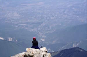 Первая фотка напомнила мне о снимке из своих запасов, правда, фотографировал не я, а коллега.
Вид на Алма-Ату с Большого Алматинского пика (3680 метров).