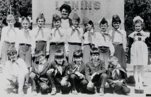 В пионеры принять успели, а вот до комсомола не дошла - наступили "святые 90-е"