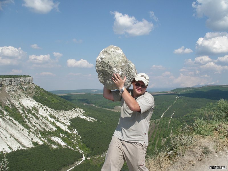 Данный камень, оставшийся реквизит от киношников, где то в районе Балаклавы. Состоит он из пенопласта.