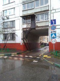 нуу, идея, с одной стороны - прикольная и вообще креатифф, но с другой - вот охота ли автору каждый раз подходя к "своей" лестнице с целью прийти домой через балкон - сгонять оттуда всякую рассевшуюся шелупонь с семками и пивком, которая еще стоит на верхней площадке и харкается с балкона вниз?
Тип с серьезным лицом такой их рукой отстраняешь и с деловым видом достаешь ключи и заходишь домой под гнусное ыгыгыканье за спиной?
хз, честно)