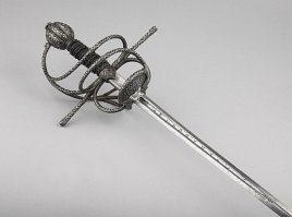 "рапира" испанских конкистадоров это облегченная версия боевой шпаги позволяющая наносить как и колющий (протыкающий удар) так и рубящий удар (режущий удар). картинка из интернета для примера "Рапира. Мастер Гонзало Симон. Толедо. Длина (общая) 120,4 см. Ширина 2 см. Вес 1,15 кг."
Но основное это колющий удар.