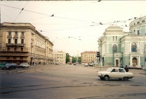 ...ГДЕ МОИ 17 ЛЕТ - В ДЕВЯНОСТО ТРЕТЬЕМ... ))))
Да , раньше все это казалось модным, клаасным, даже сексуальным - сейчас клоунада. Но переходный перниод с 89 по 2001 мы как то проползли))
Типичный питер 90х: машин мало, на 10 отечественных одна иномарка, леса строительные, краски блёклые и тот последний еще на ходу запорожец)))))